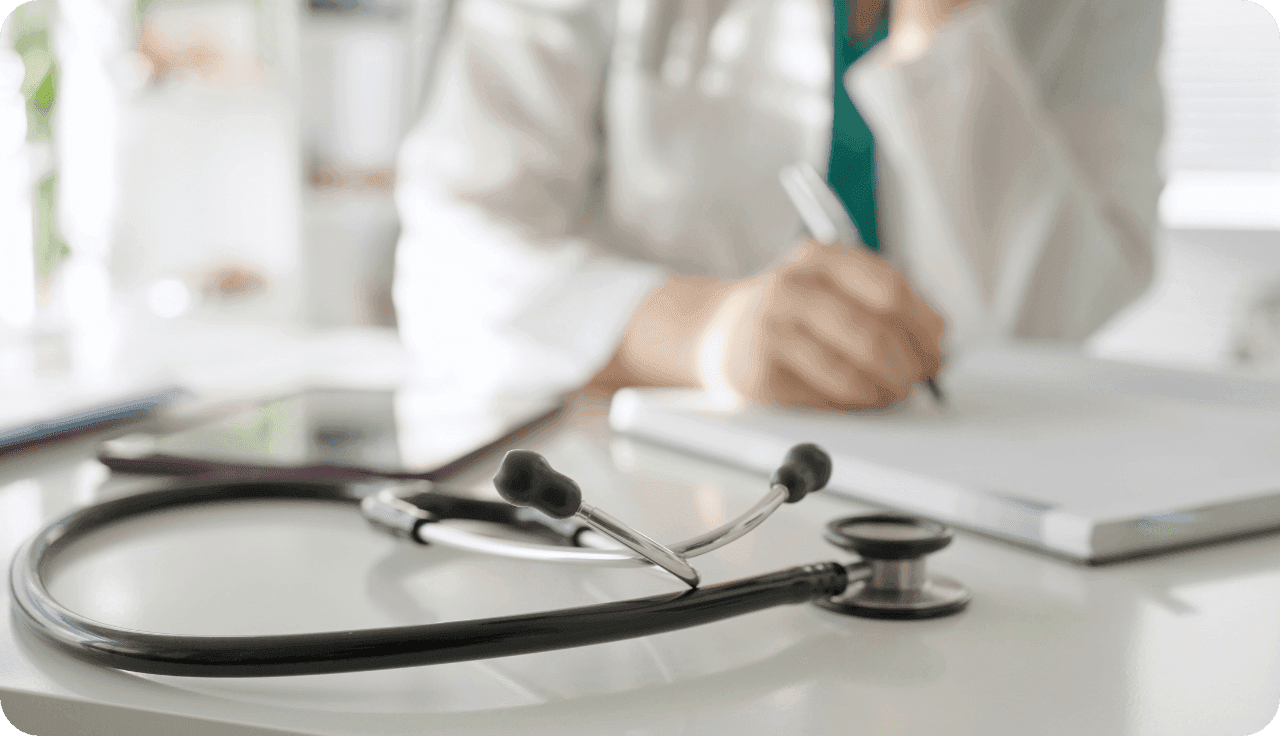 Stethoskop auf einem Schreibtisch im Arztbüro